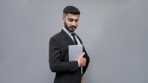 un homme tenant une tablette