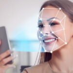 Une femme souriante utilise son smartphone pour tester des outils en ligne de remplacement de visages via une interface de réalité augmentée
