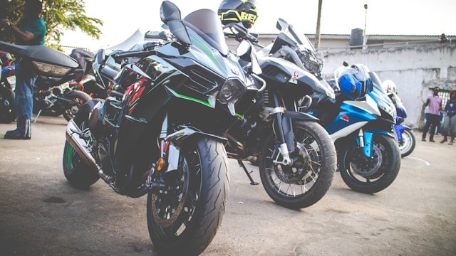 Touring vs moto standard : découvrez les différences clés