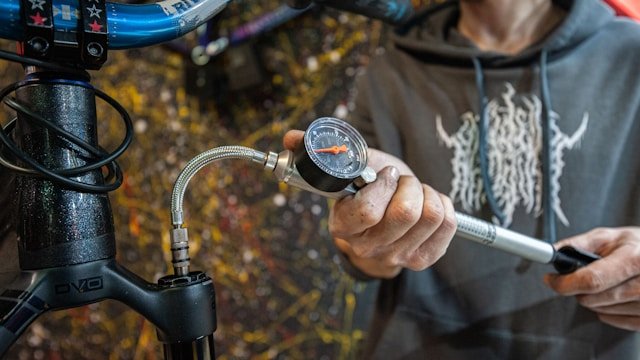 Réparez vous-même votre pompe à vélo : guide pratique et astuces essentielles