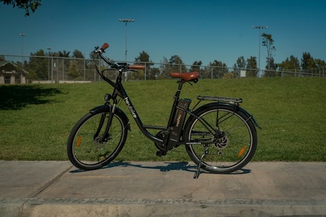 Le vélo électrique : une révolution douce pour les seniors en quête de liberté