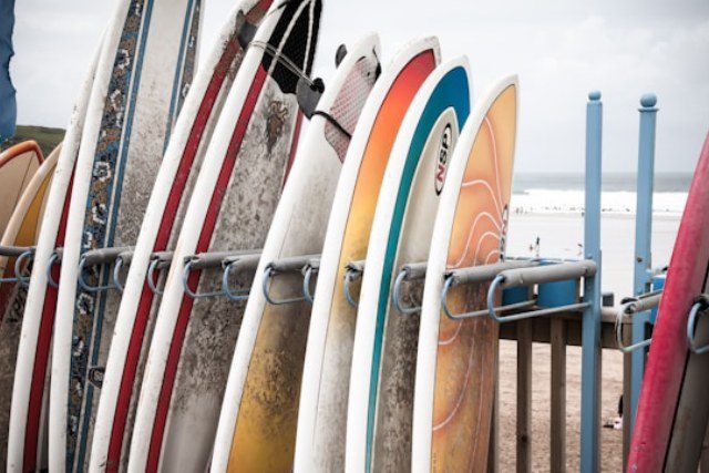 Comment choisir sa première planche de surf : le guide pratique essentiel